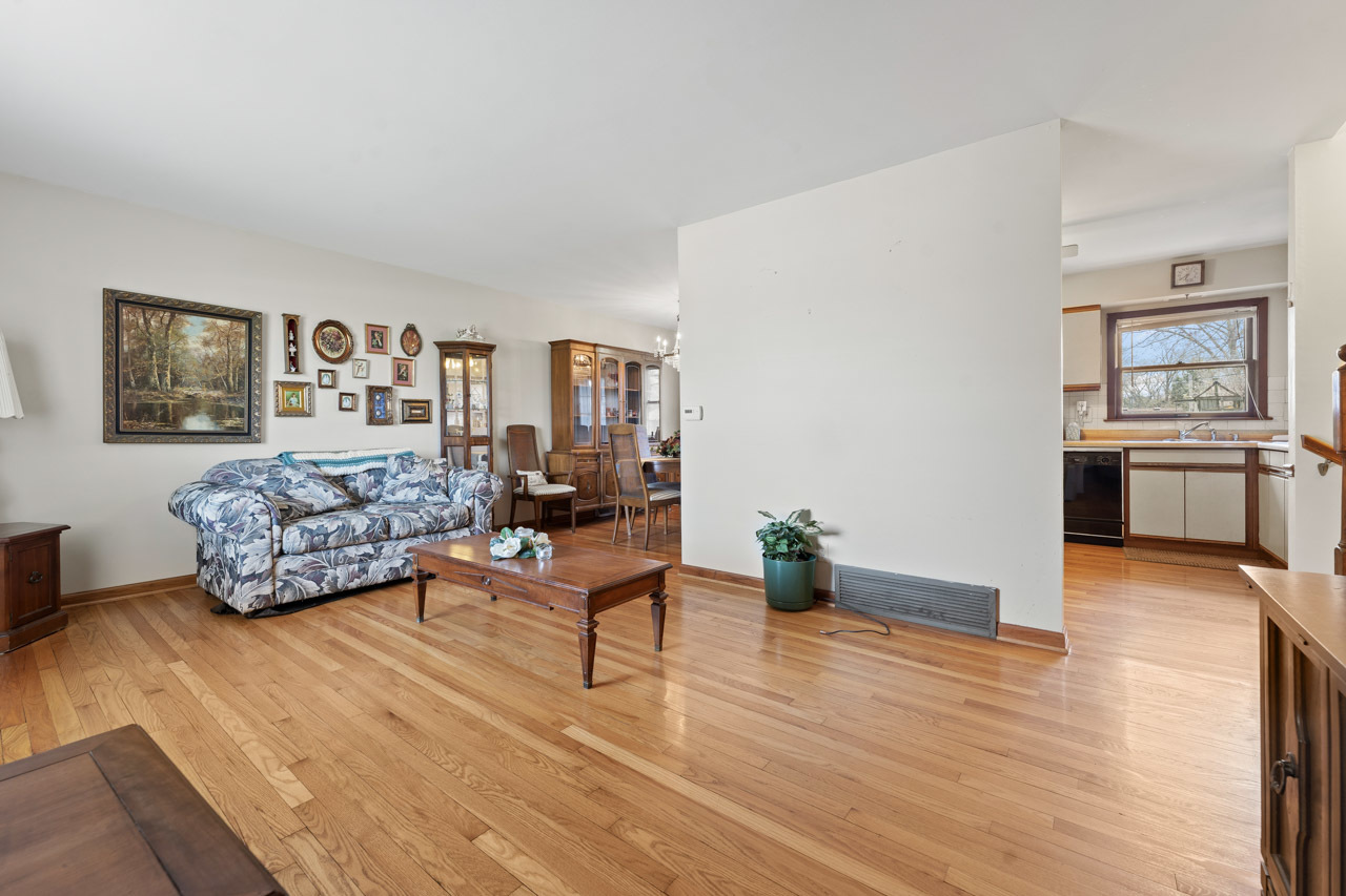 815 Silver Lake Road Cary, IL 60013 - Photo 4 of 27 Gallery Image 4