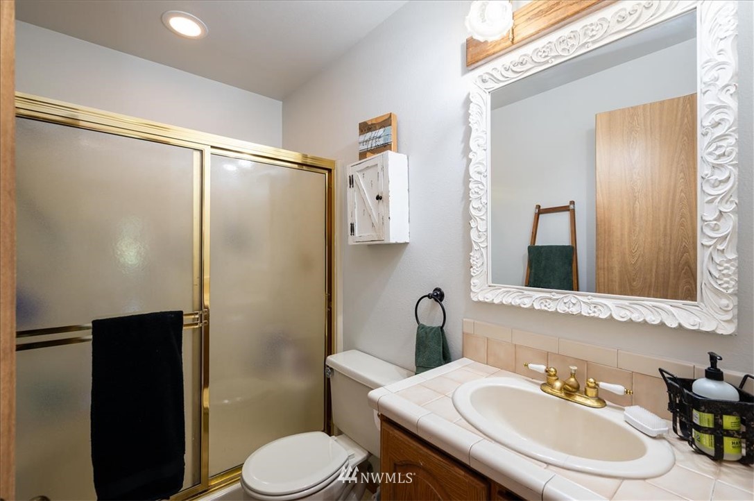 320 East Axton Road Bellingham, WA 98226 - Photo 19 of 40 a bathroom with a sink toilet and mirror