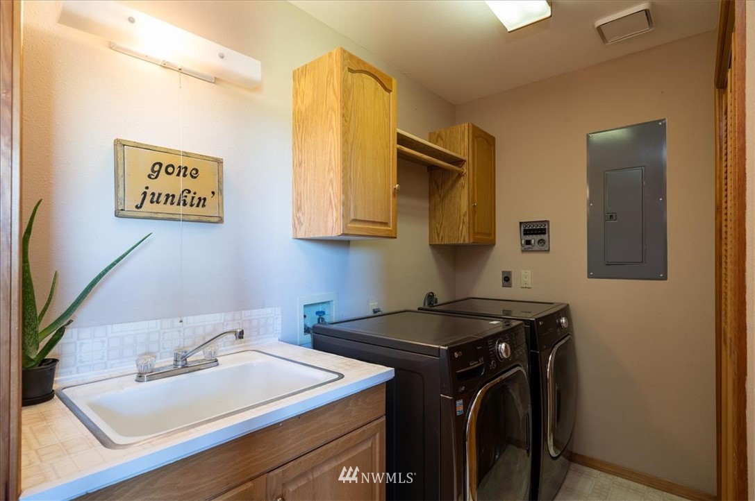 320 East Axton Road Bellingham, WA 98226 - Photo 20 of 40 a bathroom with a sink and a mirror