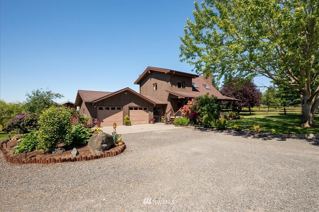 320 East Axton Road Bellingham, WA 98226 - Photo 21 of 40 front view of a house with a yard