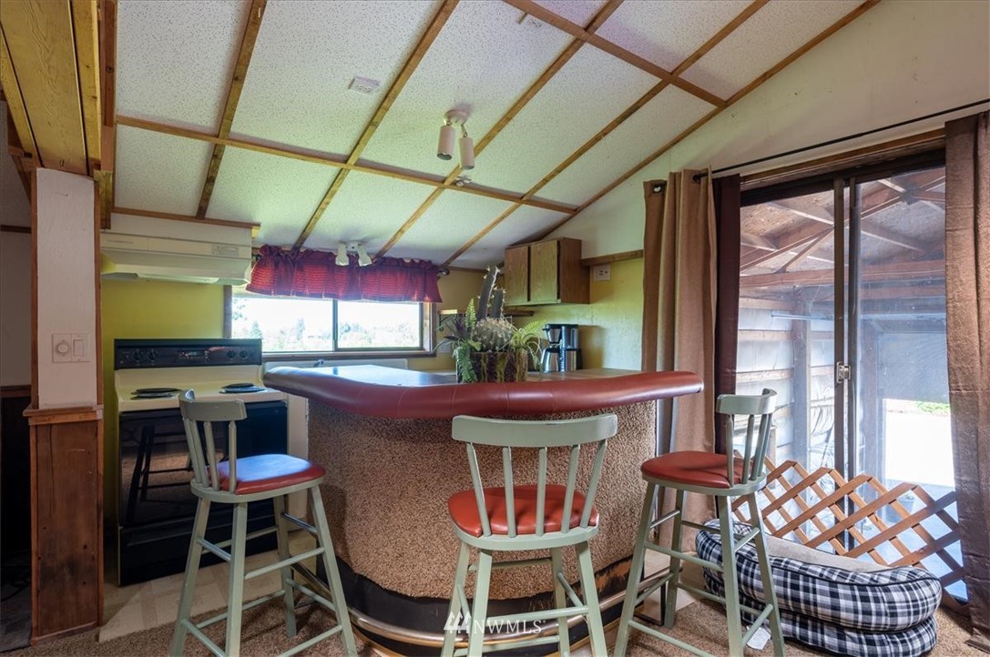 320 East Axton Road Bellingham, WA 98226 - Photo 27 of 40 a dining room with furniture and a large window