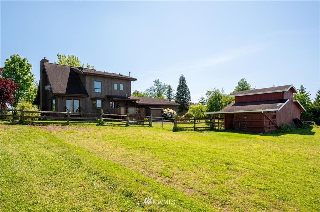 320 East Axton Road Bellingham, WA 98226 - Photo 31 of 40 a swimming pool with outdoor seating and yard