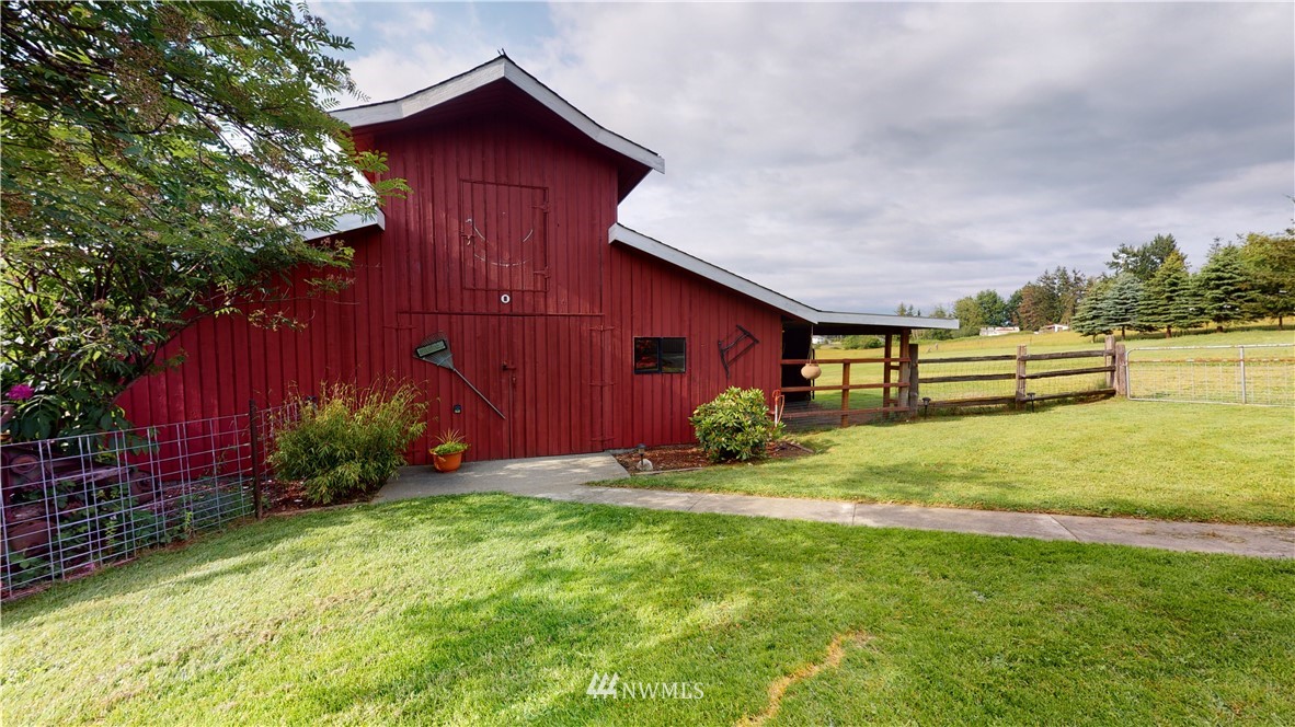 320 East Axton Road Bellingham, WA 98226 - Photo 32 of 40 a front view of a house with garden