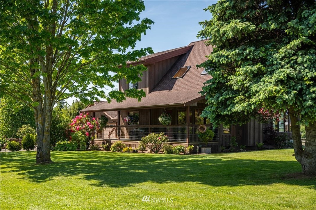 320 East Axton Road Bellingham, WA 98226 - Photo 38 of 40 a front view of a house with a garden