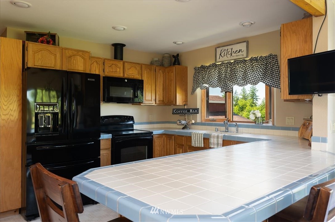 320 East Axton Road Bellingham, WA 98226 - Photo 9 of 40 a kitchen with a stove a sink and a refrigerator