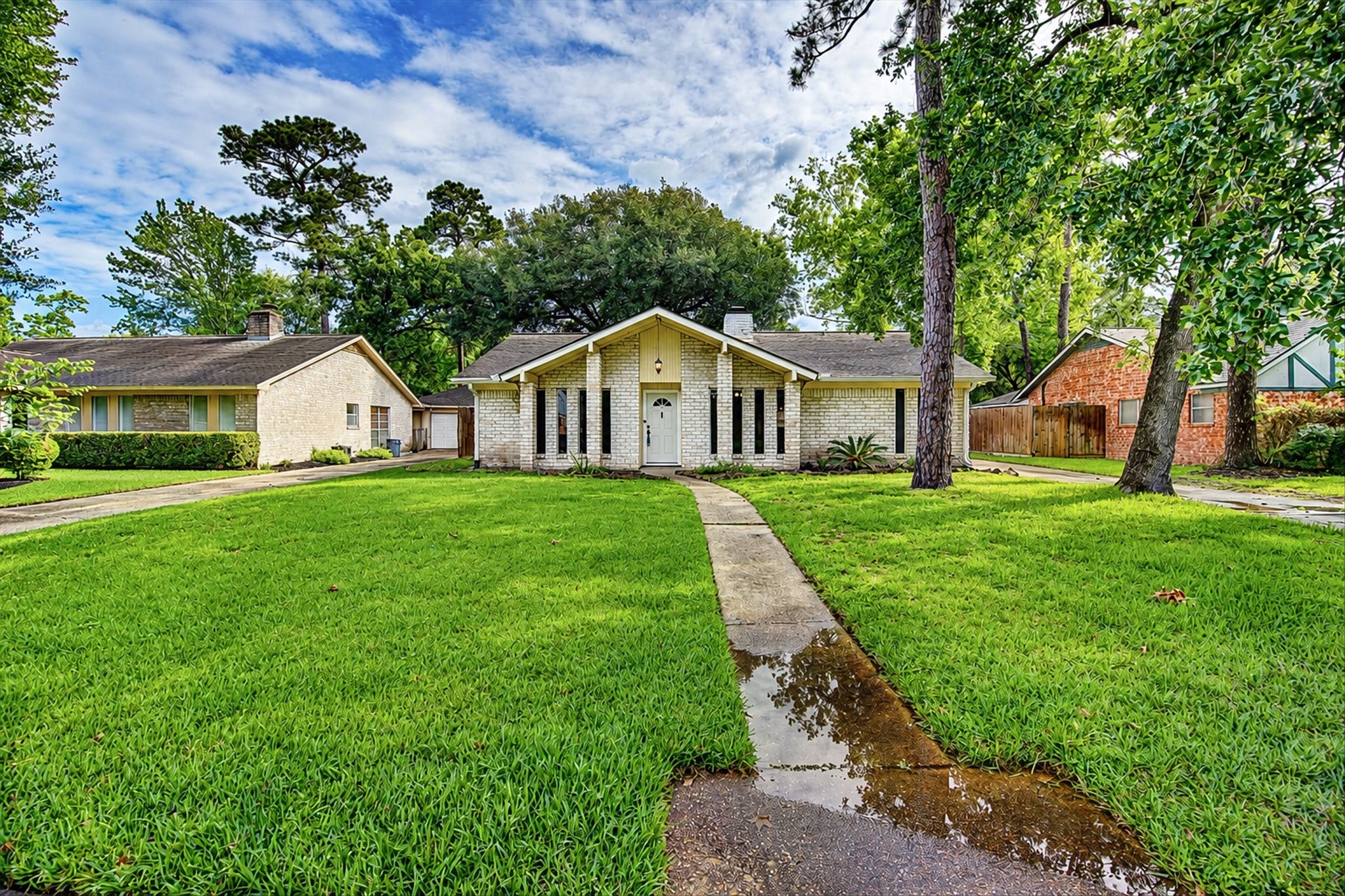 1907 Round Spring Drive Houston, TX 77339 - Photo 2 of 39 Gallery Image 2