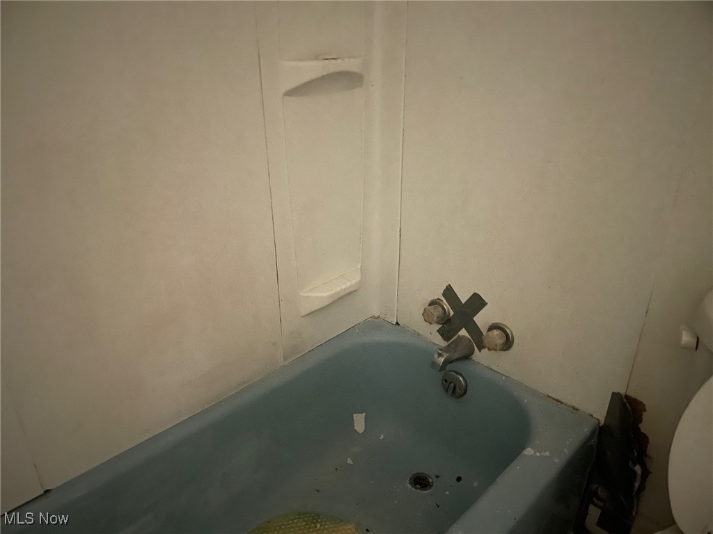 13428 Hartford Road Cleveland, OH 44112 - Photo 17 of 33 Down Unit bathroom view 2