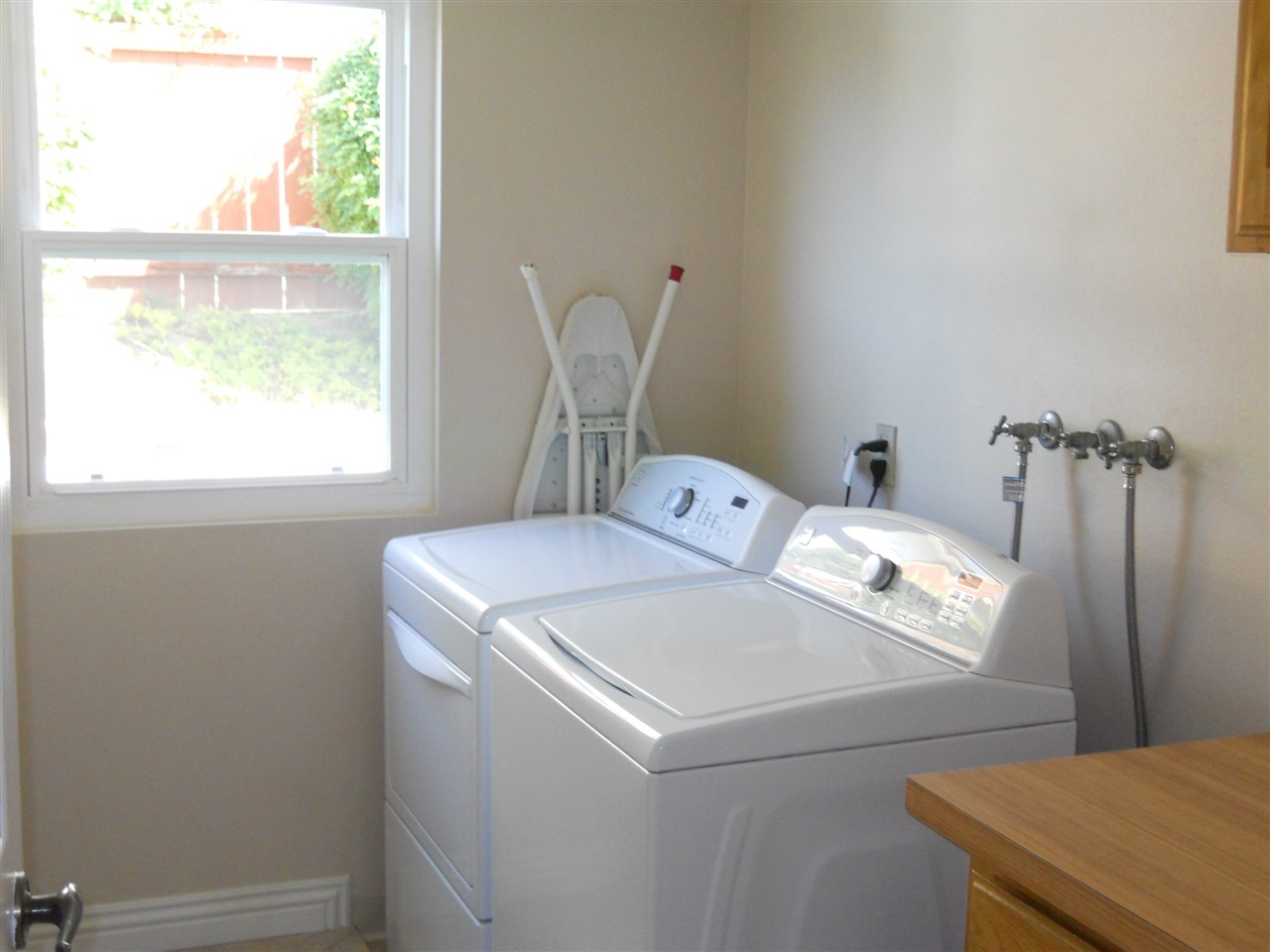 14733 Oakline Road Poway, CA 92064 - Photo 20 of 23 Indoor laundry with gas hook ups