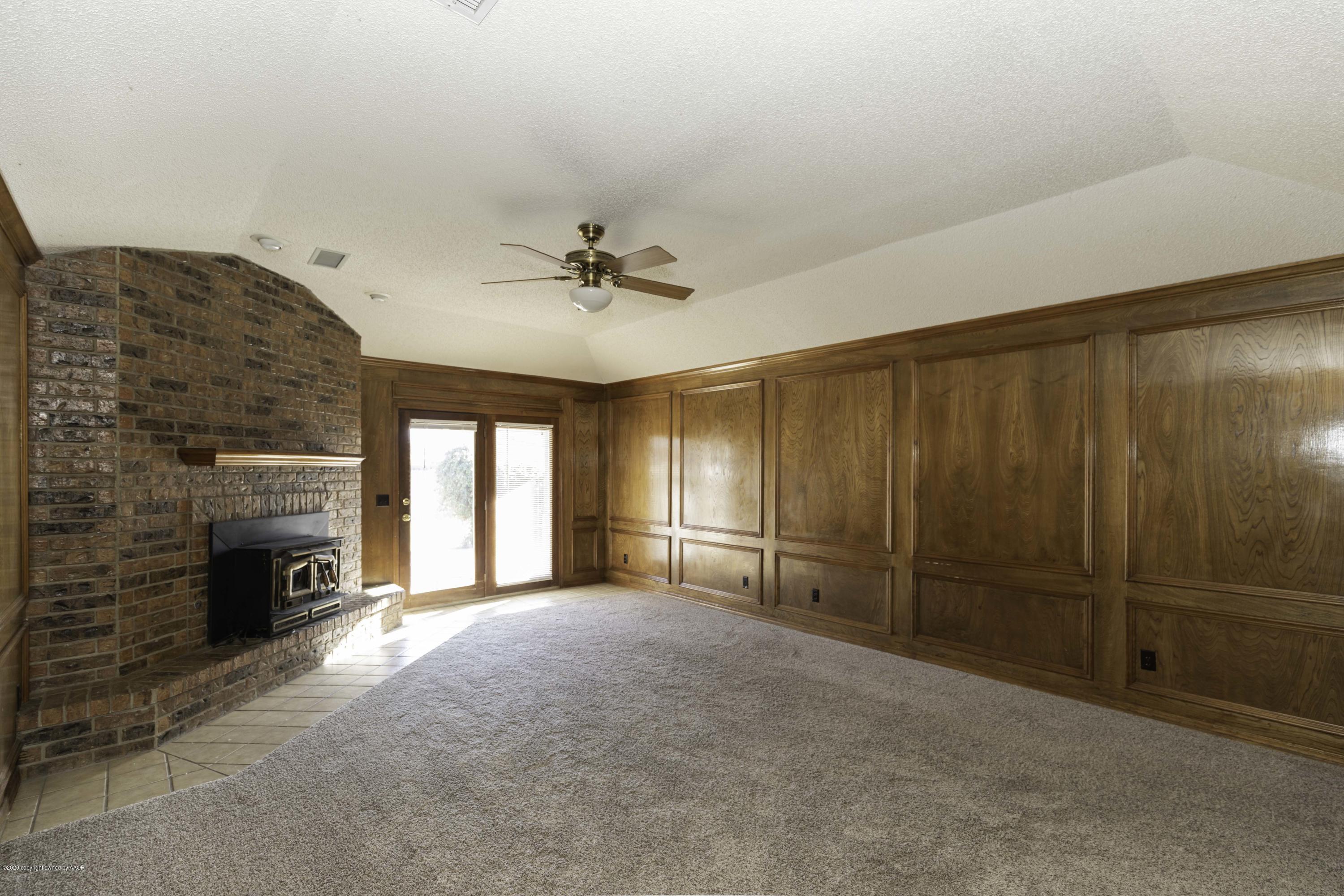 6415 Drexel Road Amarillo, TX 79109 - Photo 4 of 35 LIVING ROOM VIEW 1