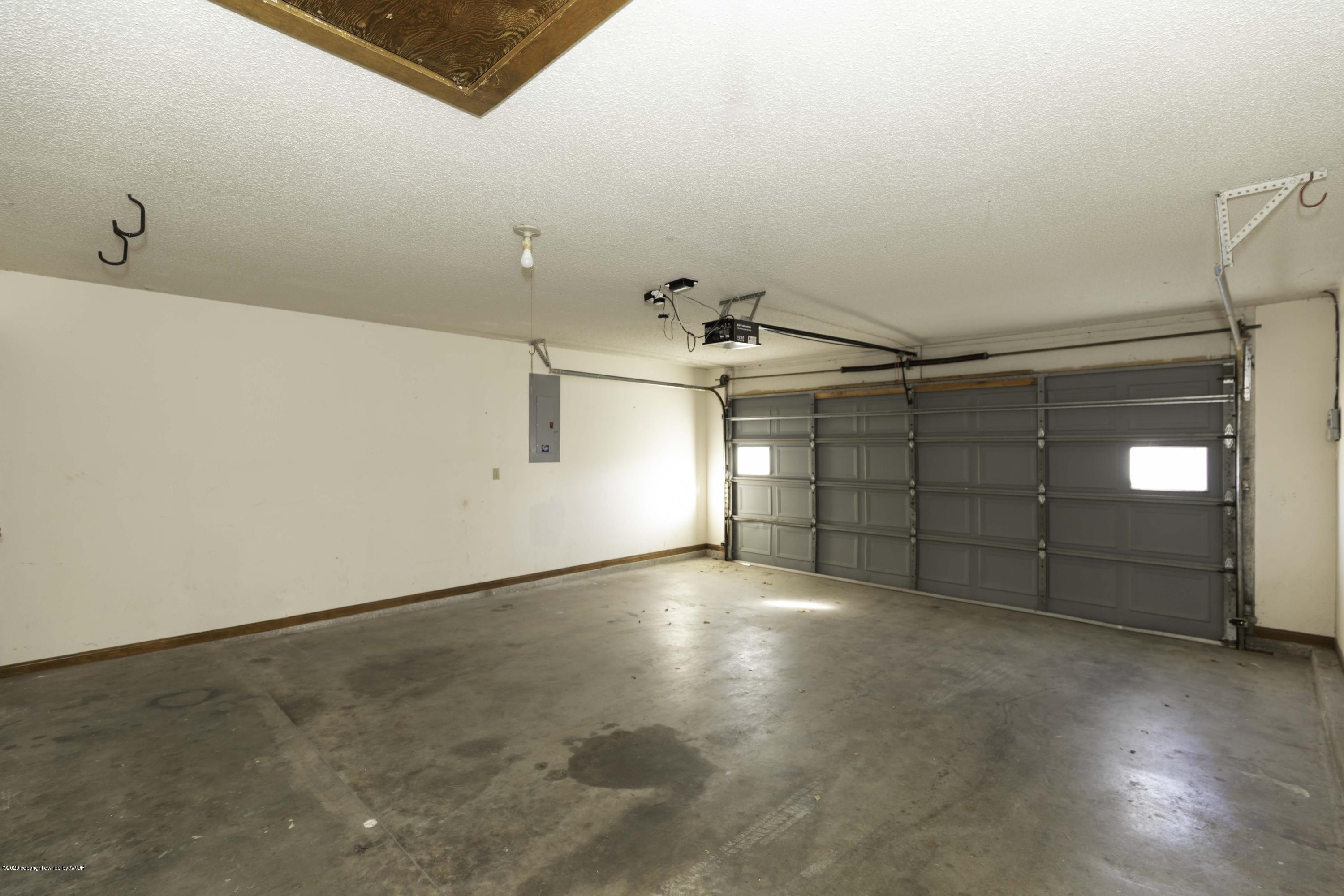 6415 Drexel Road Amarillo, TX 79109 - Photo 31 of 35 GARAGE VIEW 2