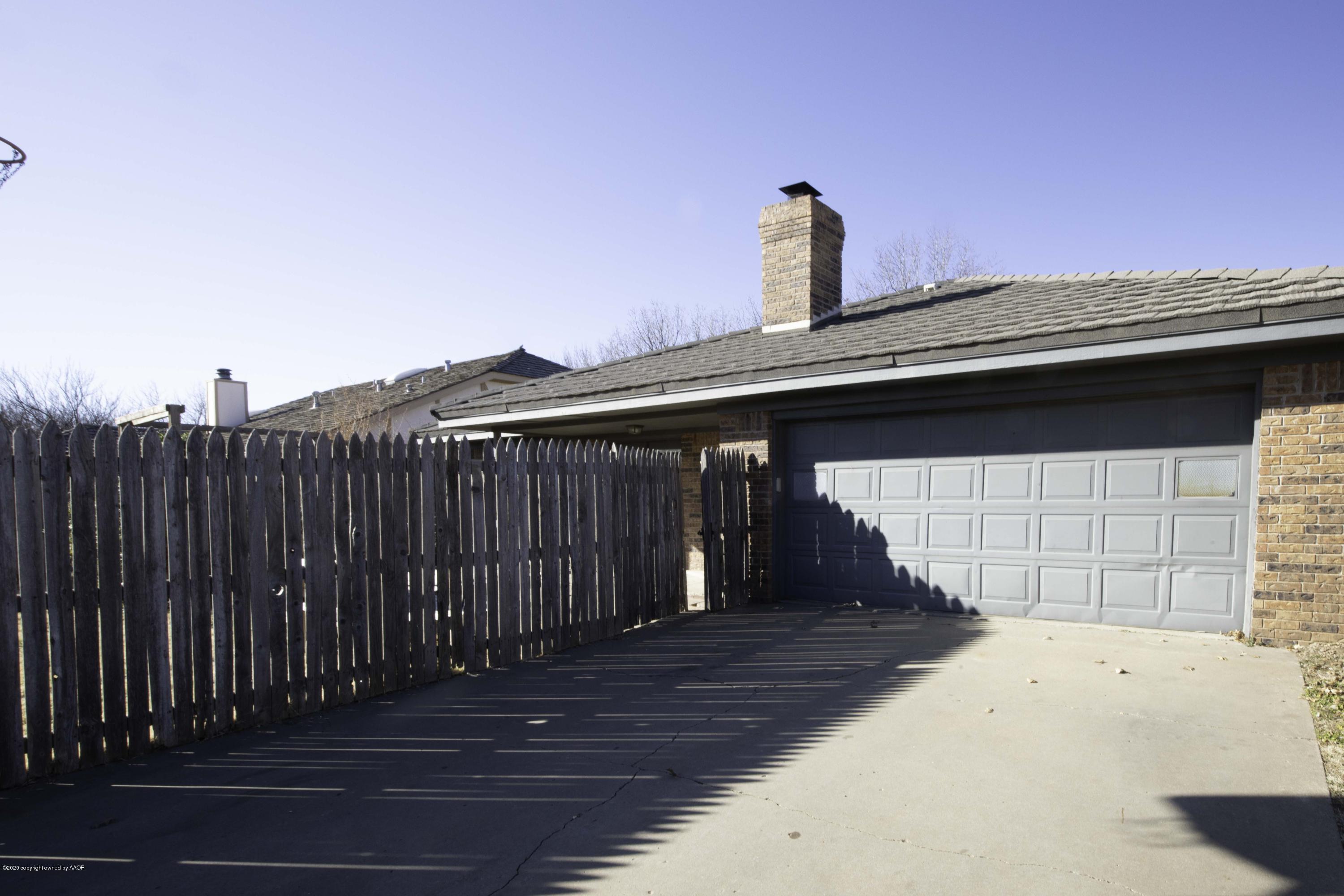 6415 Drexel Road Amarillo, TX 79109 - Photo 32 of 35 GARAGE VIEW 1