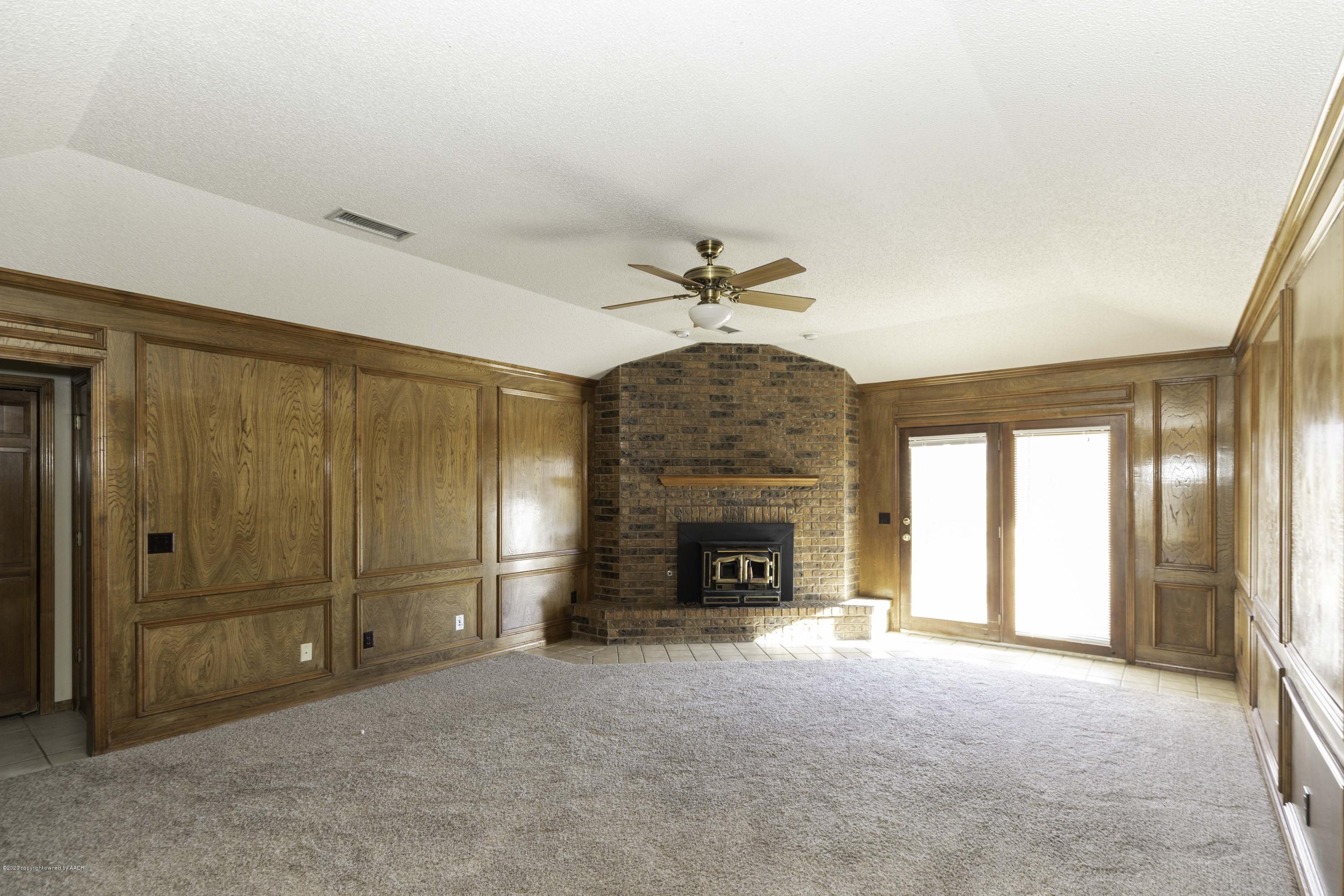 6415 Drexel Road Amarillo, TX 79109 - Photo 5 of 35 LIVING ROOM VIEW 2