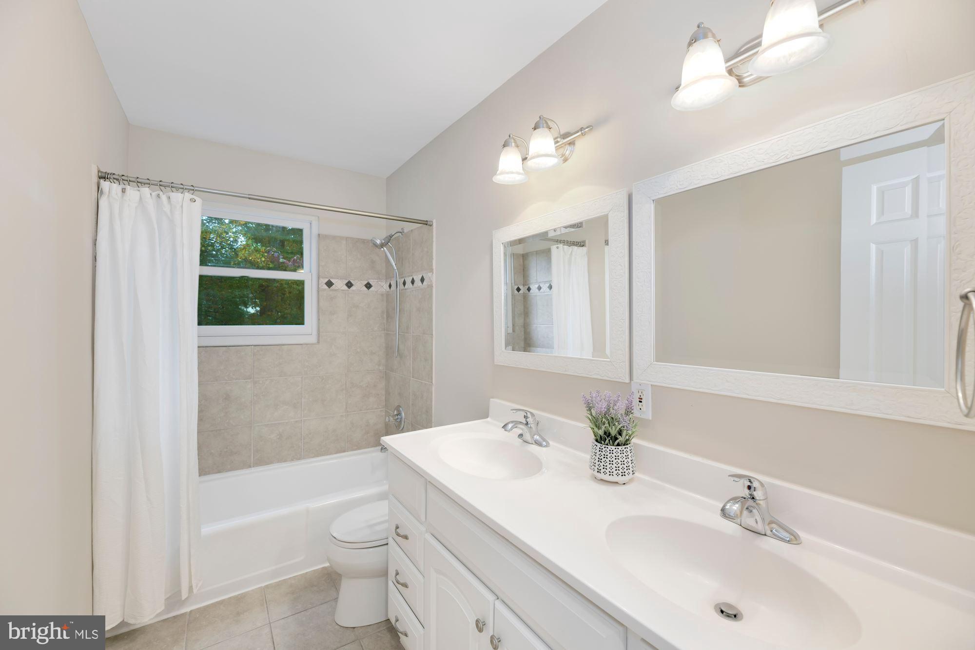 6012 Commack Court Springfield, VA 22152 - Photo 30 of 56 Upper level hall bath
