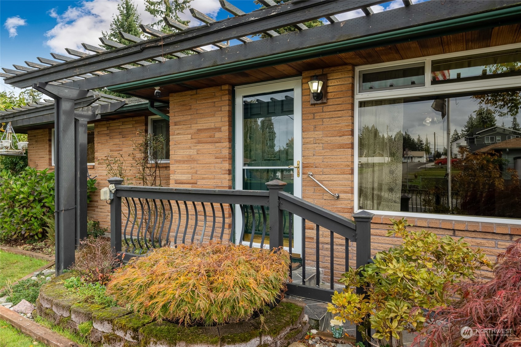 6525 Morgan Road Everett, WA 98203 - Photo 2 of 31