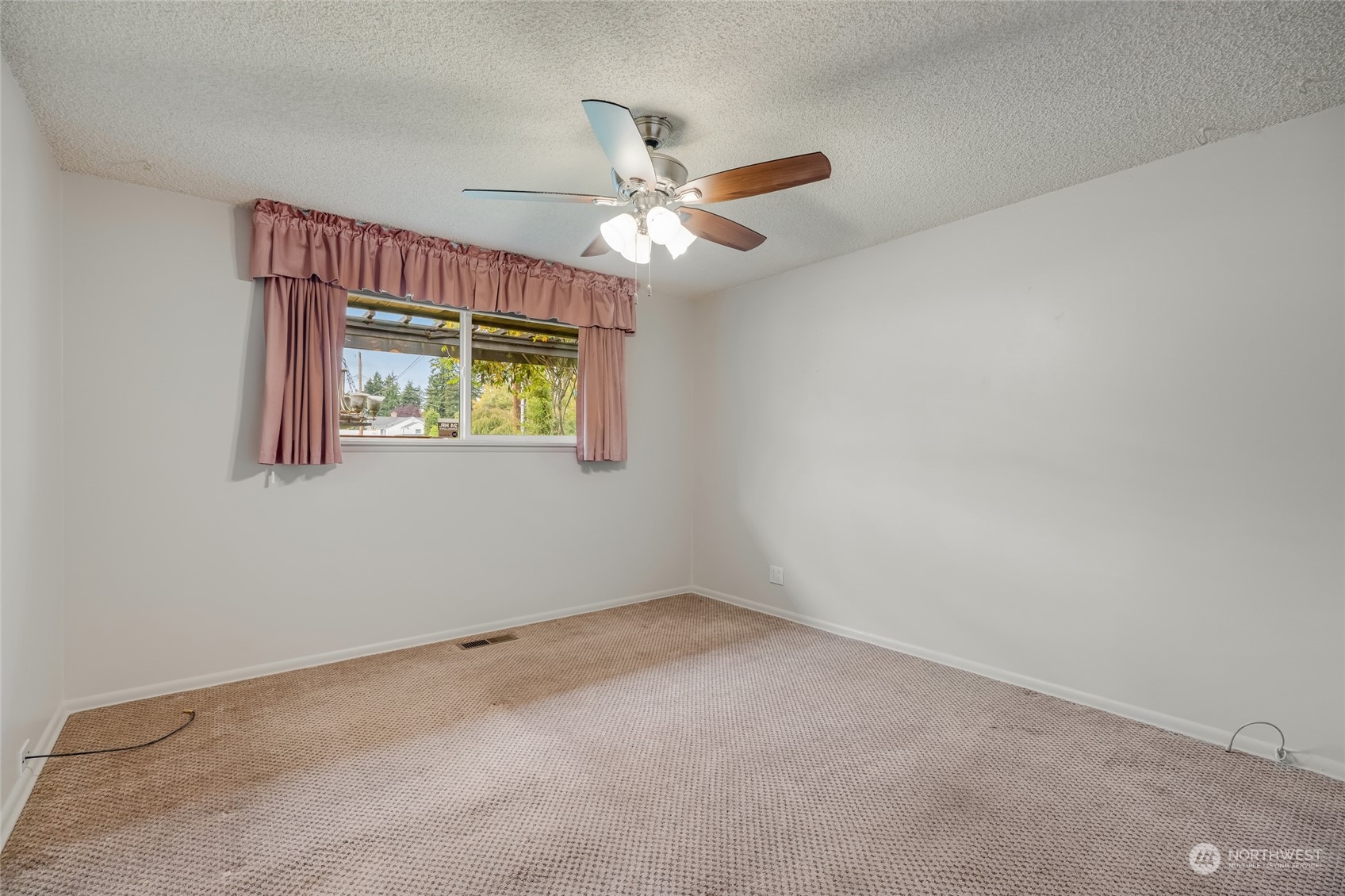 6525 Morgan Road Everett, WA 98203 - Photo 8 of 31