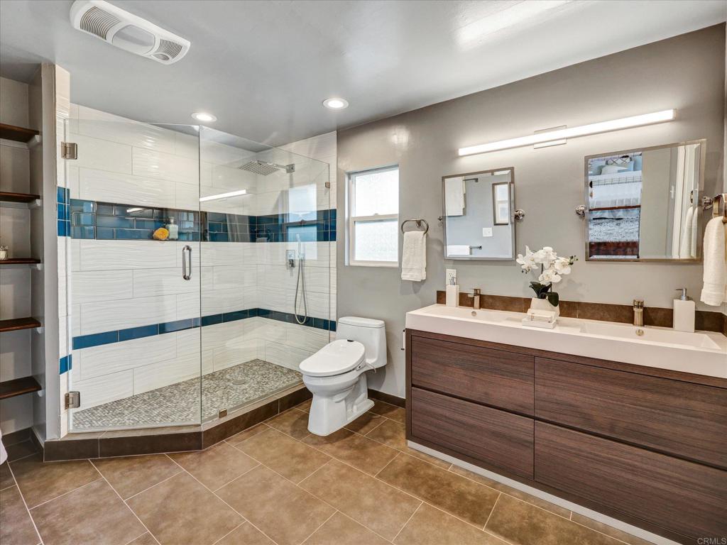 970 Quail Knoll Road Fallbrook, CA 92028 - Photo 22 of 45 a bathroom with a sink mirror and toilet
