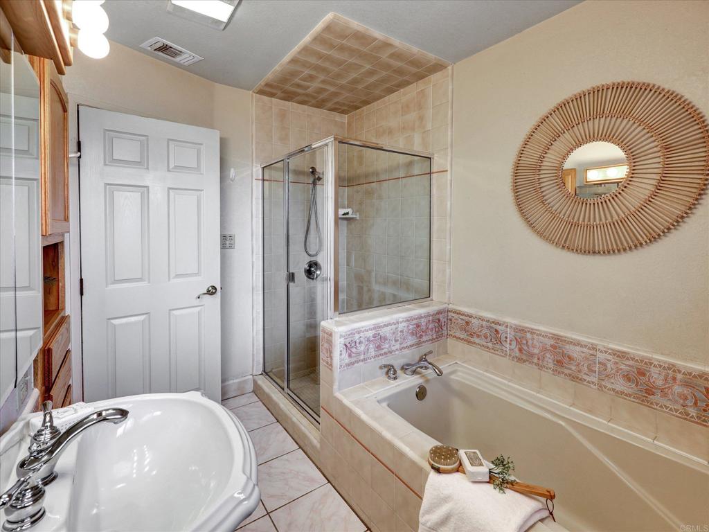 970 Quail Knoll Road Fallbrook, CA 92028 - Photo 25 of 45 a bathroom with a tub a sink and a mirror