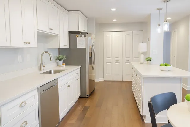 $2,300 | 1727 West Crystal Lane, Unit 707B, Mount Prospect, IL 60056