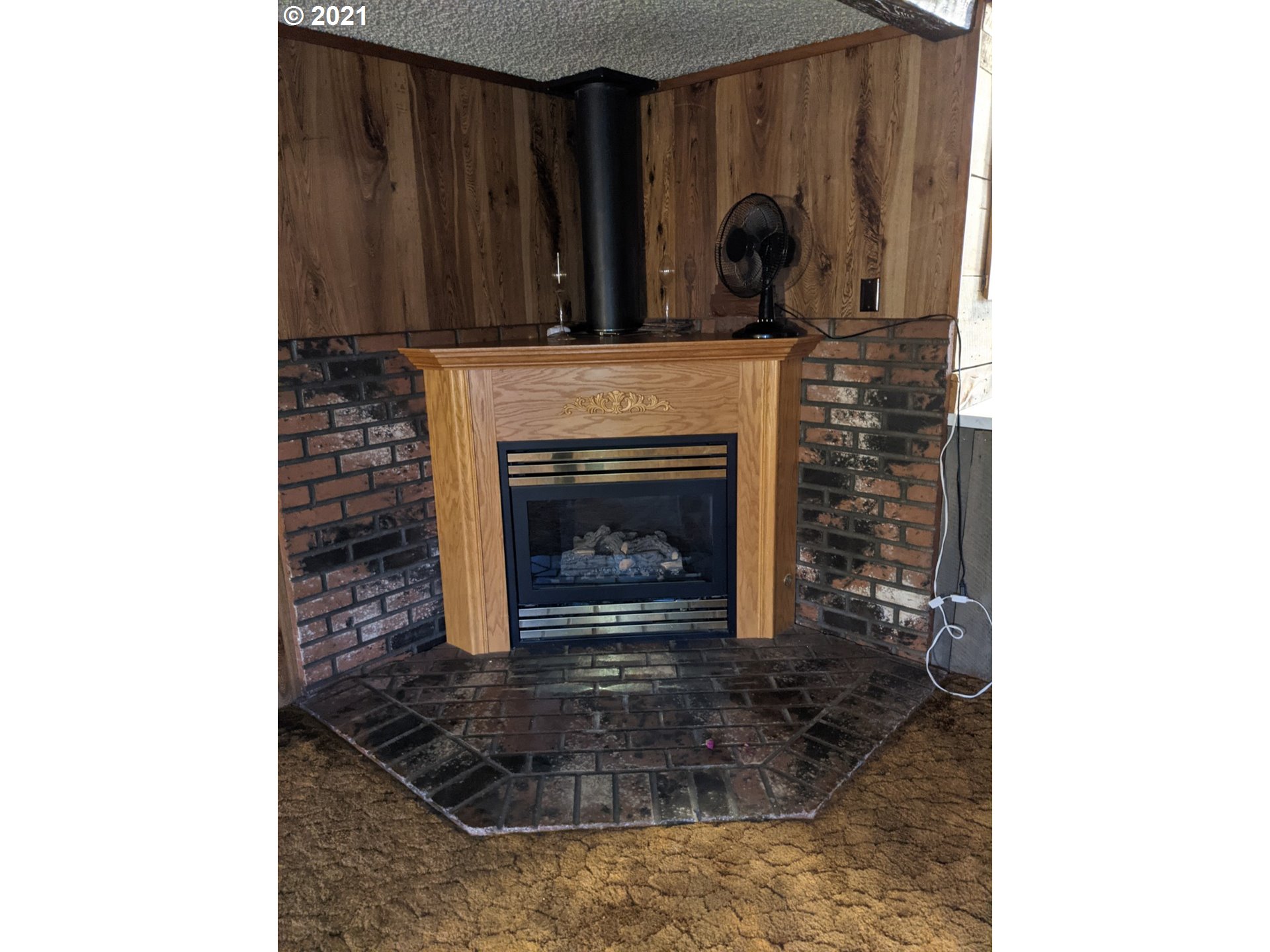 320 Southwest 15th Street Pendleton, OR 97801 - Photo 14 of 32 a living room with furniture and a fireplace
