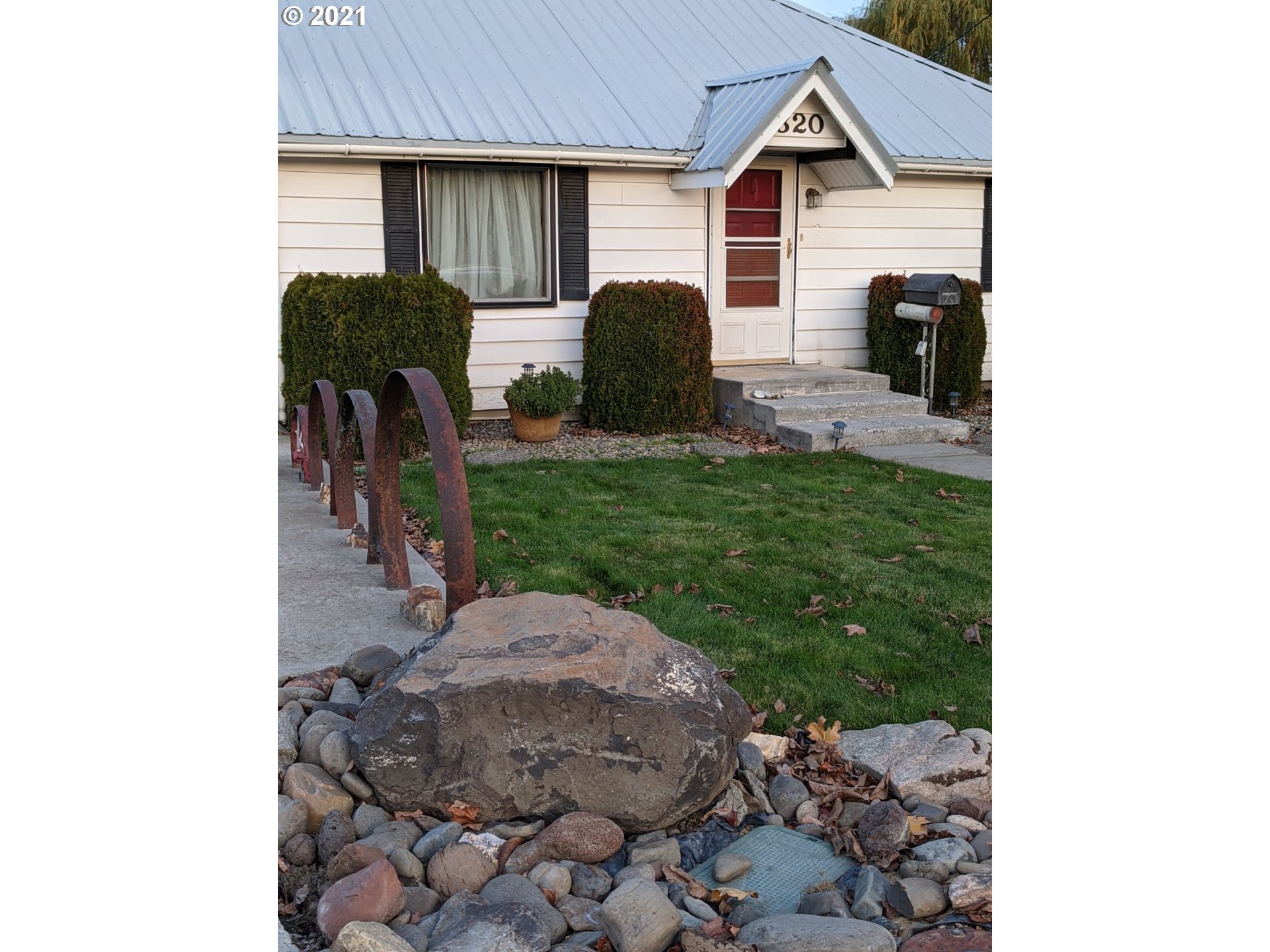 320 Southwest 15th Street Pendleton, OR 97801 - Photo 3 of 32 a front view of a house with garden