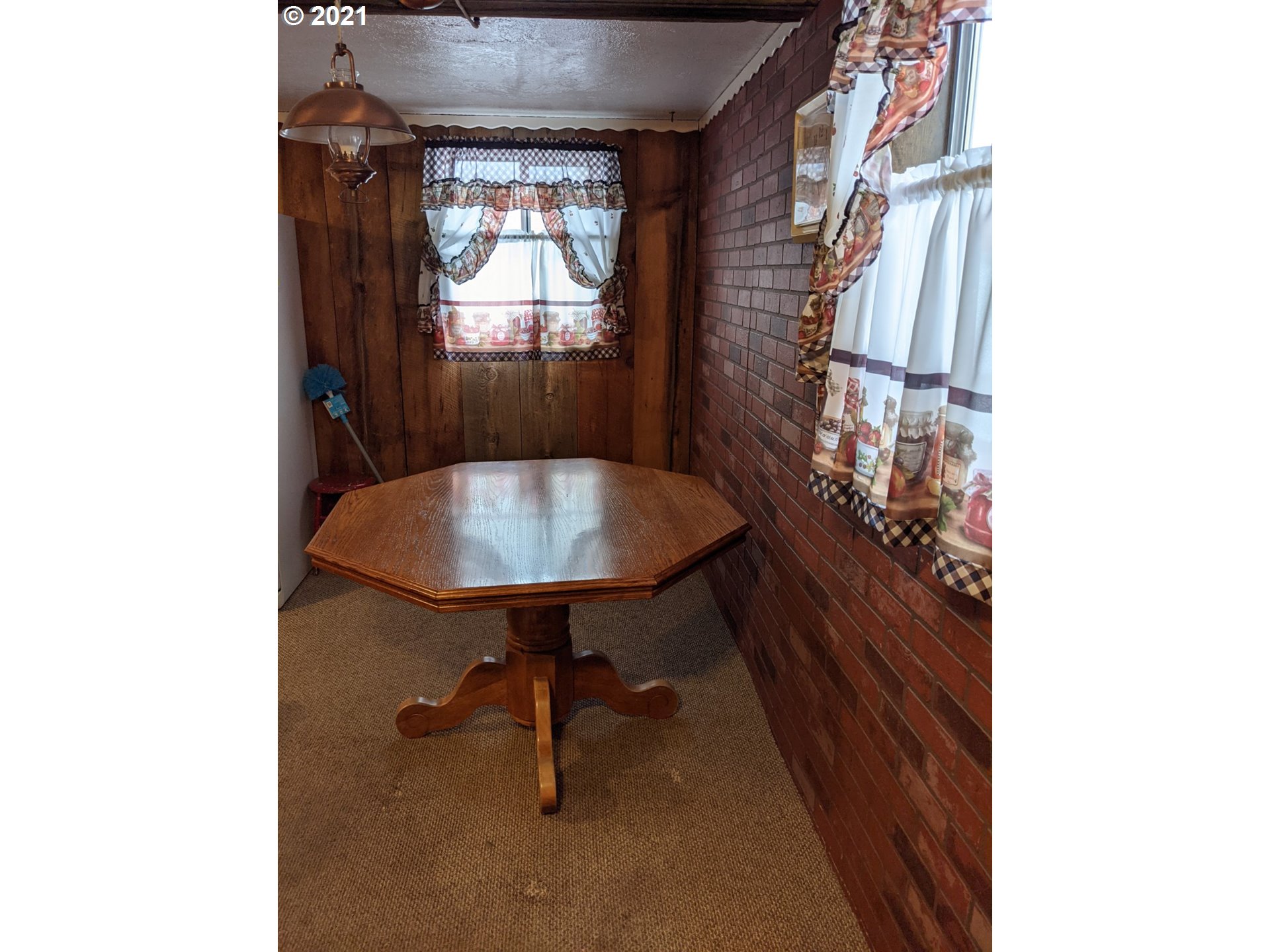 320 Southwest 15th Street Pendleton, OR 97801 - Photo 22 of 32 a balcony with table and chairs