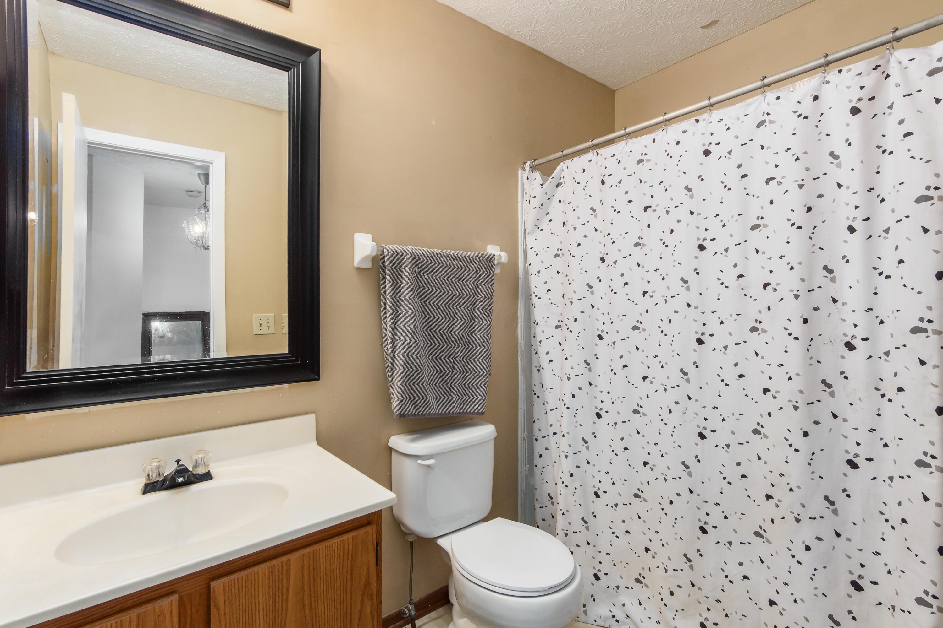 3021 Tracer Road Columbus, OH 43232 - Photo 19 of 25 Hallway Bath