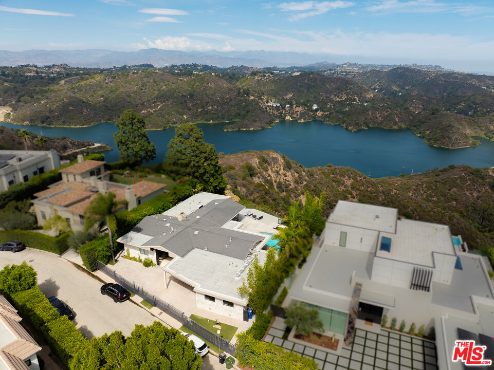 2052 Stradella Road Los Angeles, CA 90077 - Photo 4 of 34 Gallery Image 4
