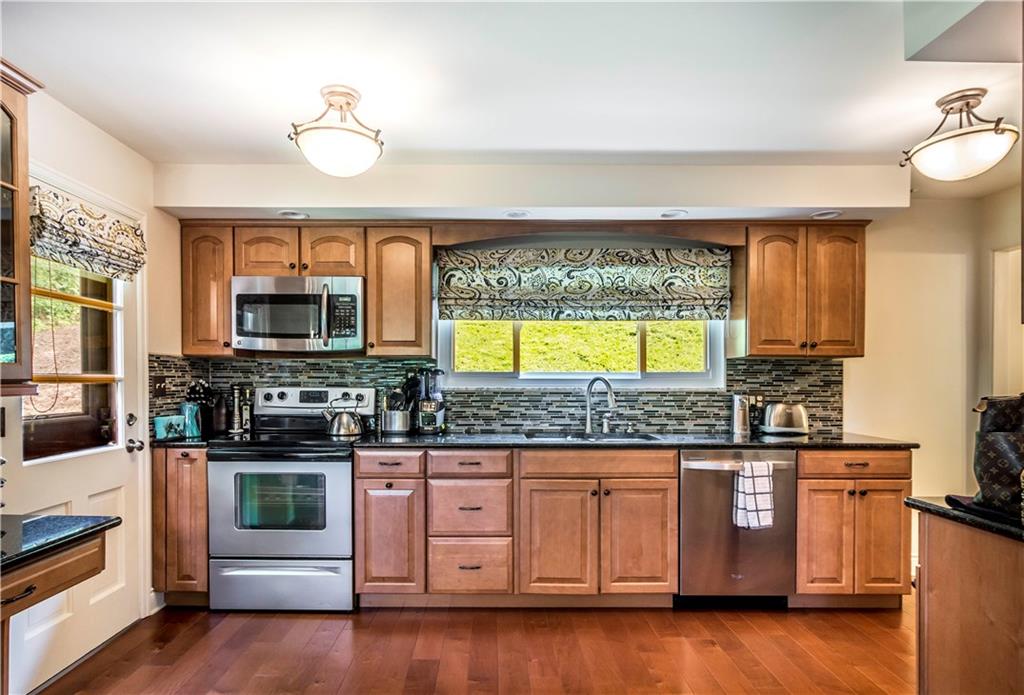 744 Pinetree Road Pittsburgh, PA 15243 - Photo 2 of 18 Gallery Image 2