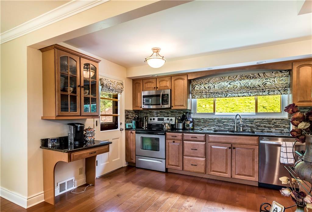 744 Pinetree Road Pittsburgh, PA 15243 - Photo 6 of 18 Gallery Image 6