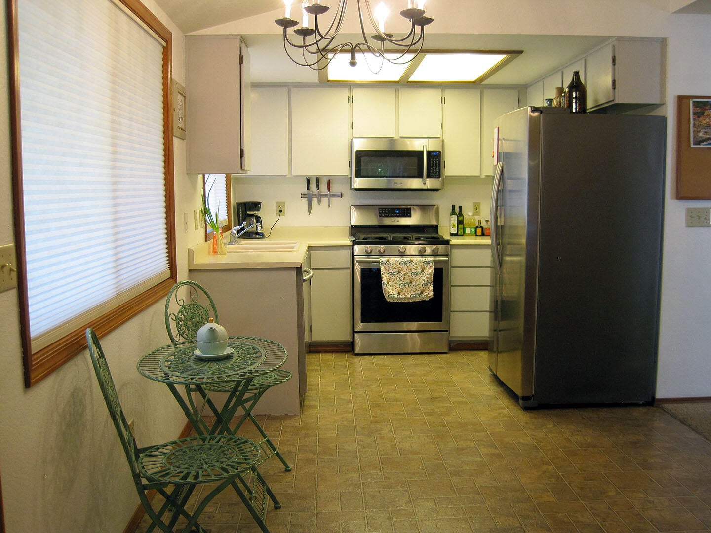 812 Crestbrook Road Medford, OR 97504 - Photo 5 of 21 812crestbrook-05