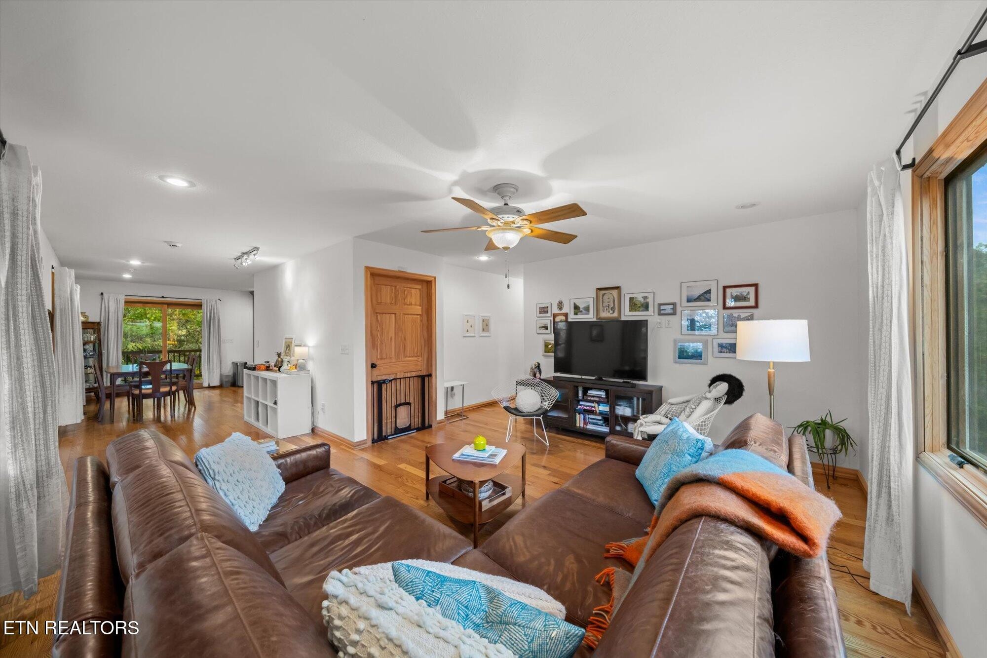 720 East Roddy Road Spring City, TN 37381 - Photo 19 of 58 a living room with furniture and a flat screen tv