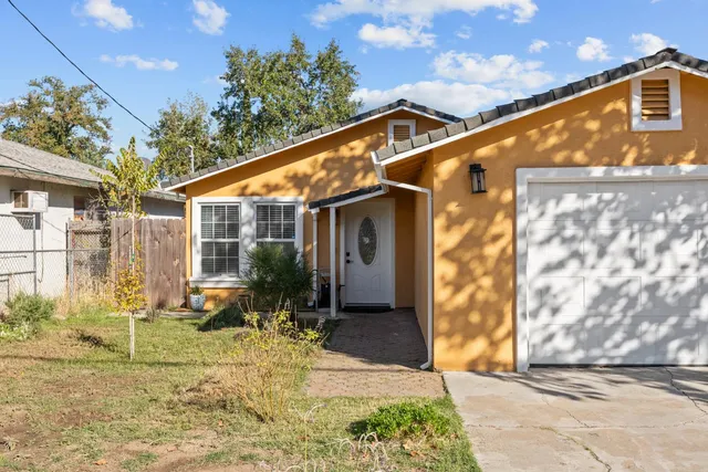 a view of a house with backyard