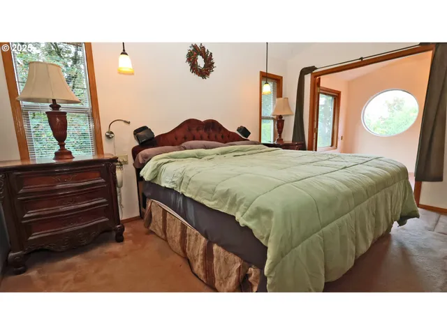a black and white photo of a living room