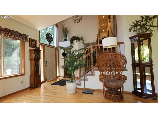 a black and white photo of a living room