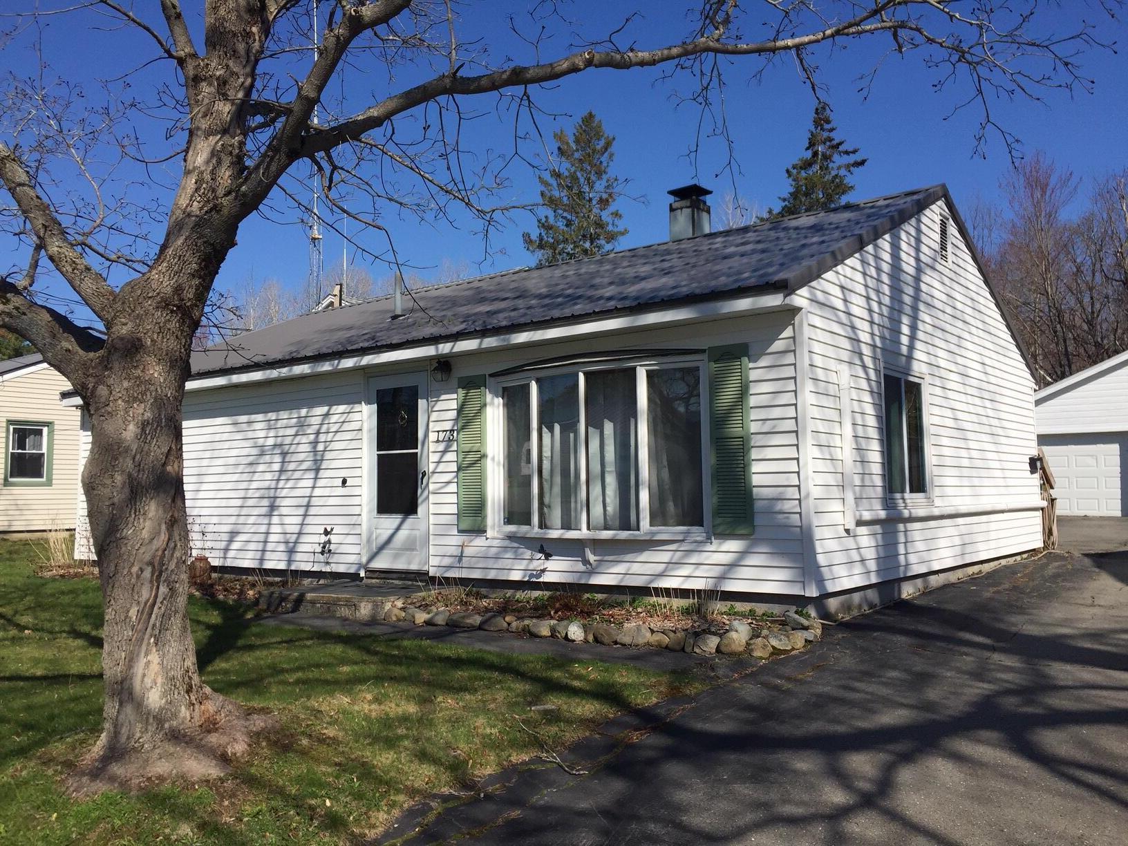 173 Thornton Road Bangor, ME 04401 - Photo 3 of 17 IMG_1220