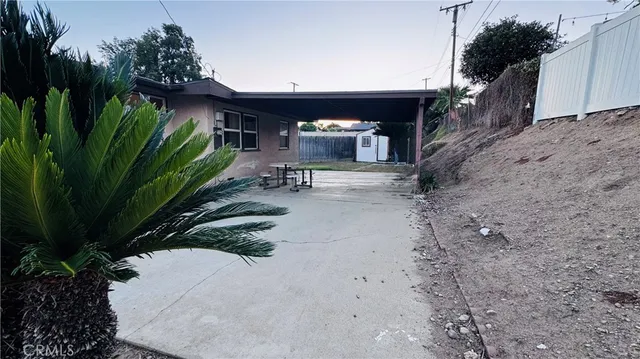 a view of a yard with plants