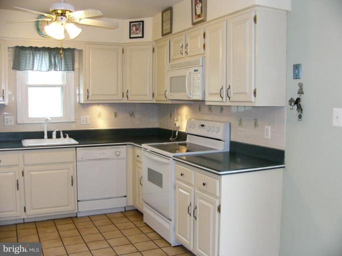 10406 Mountain Quail Road Silver Spring, MD 20901 - Photo 12 of 22 Kitchen