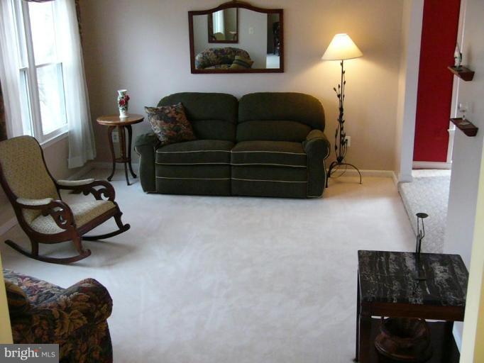 10406 Mountain Quail Road Silver Spring, MD 20901 - Photo 7 of 22 Living Room