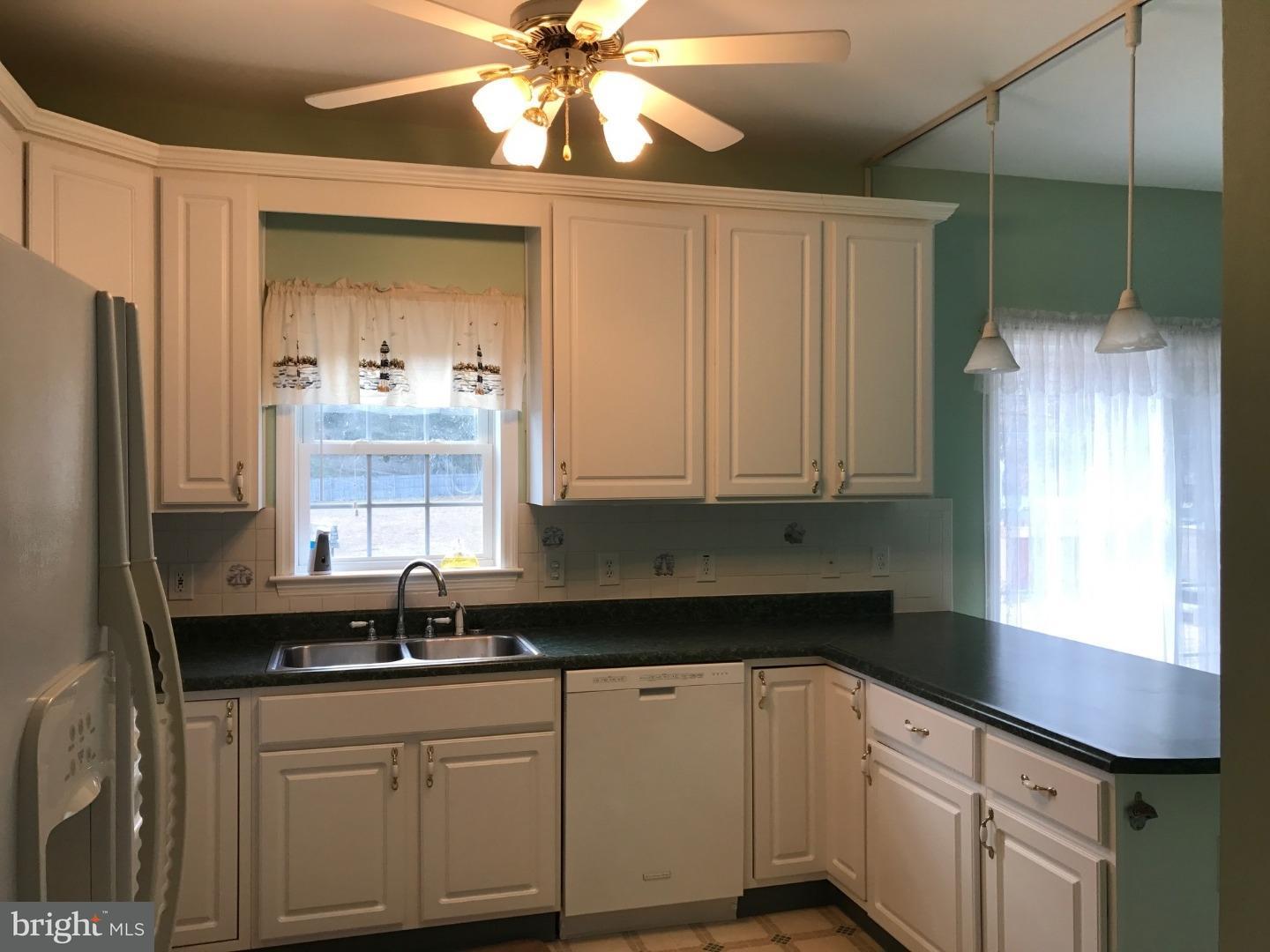 21 Edgewood Road Sicklerville, NJ 08081 - Photo 4 of 15 Kitchen
