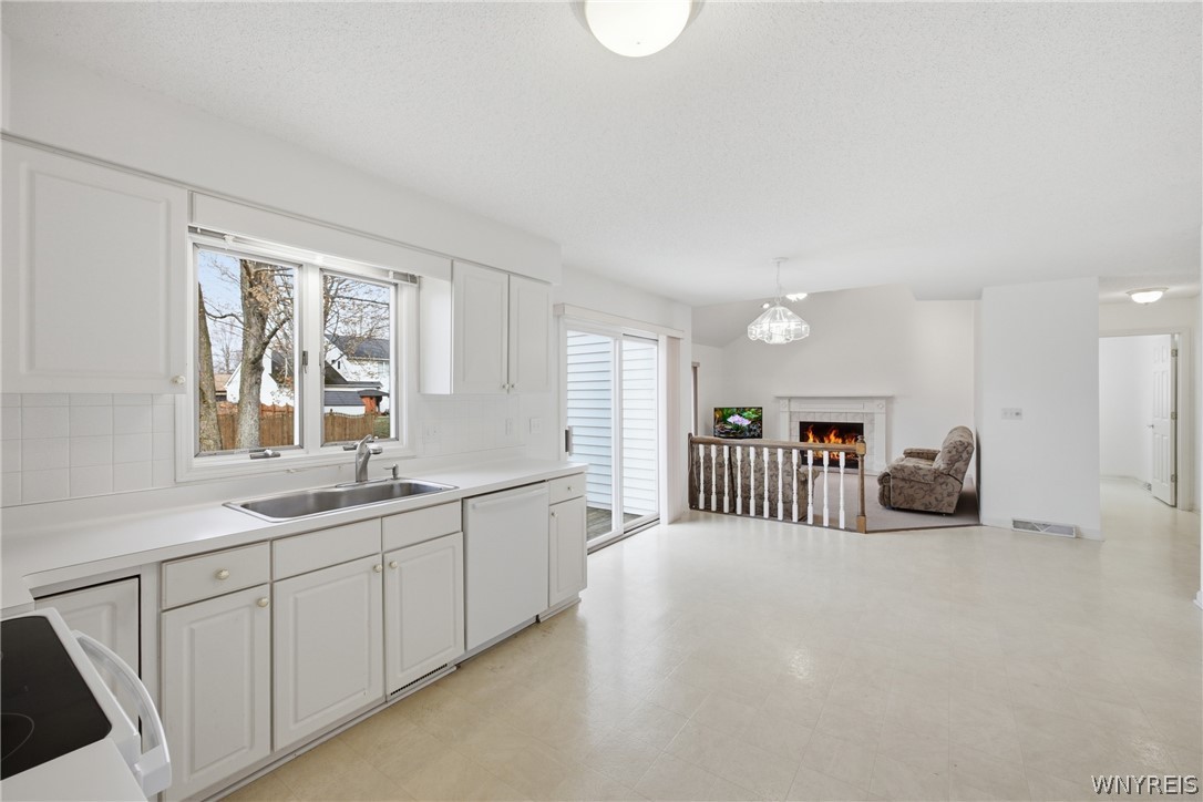84 South Castlerock Lane Amherst, NY 14051 - Photo 12 of 38