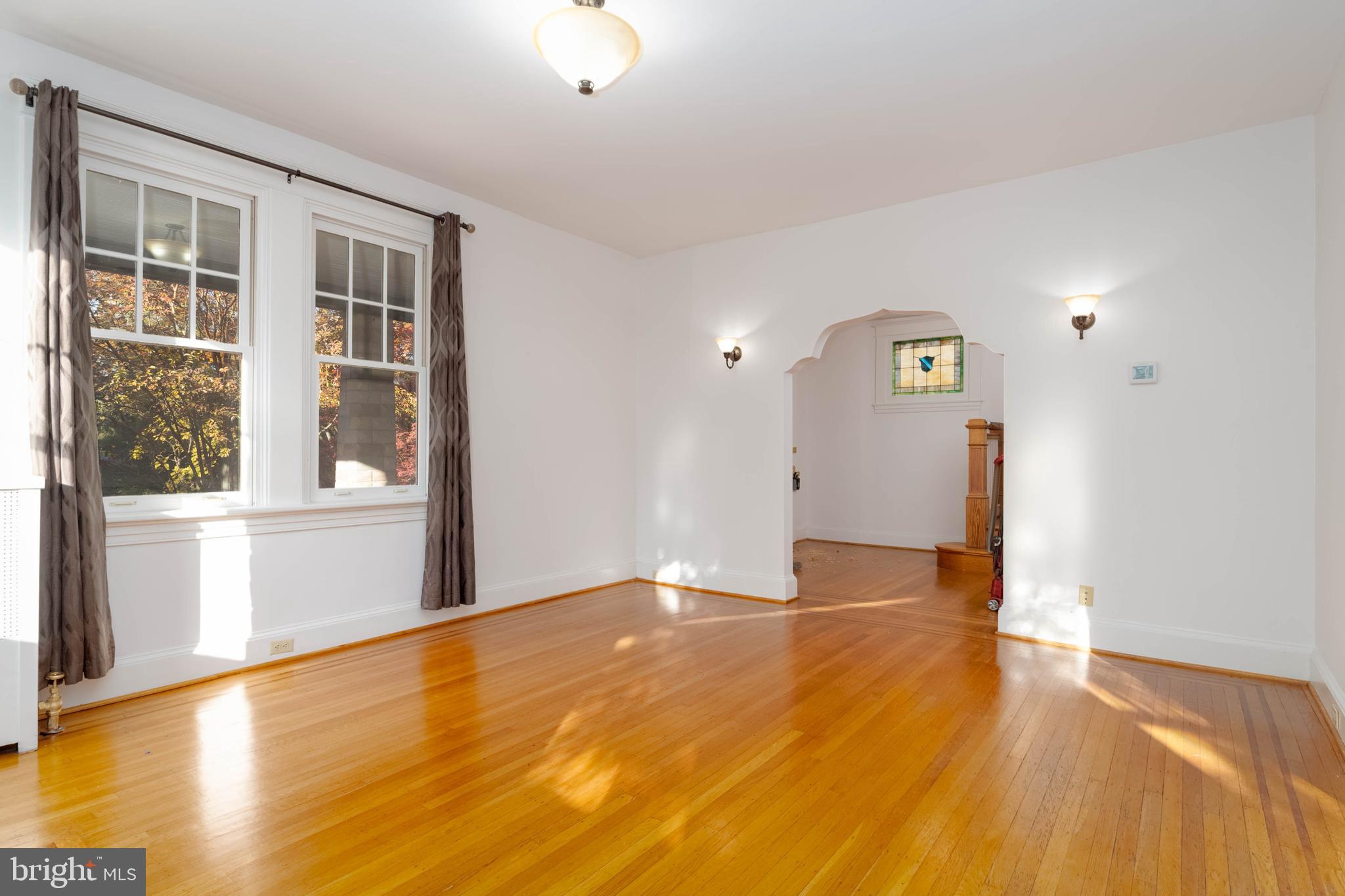 2505 Manhattan Avenue Baltimore, MD 21209 - Photo 11 of 60 Living Room