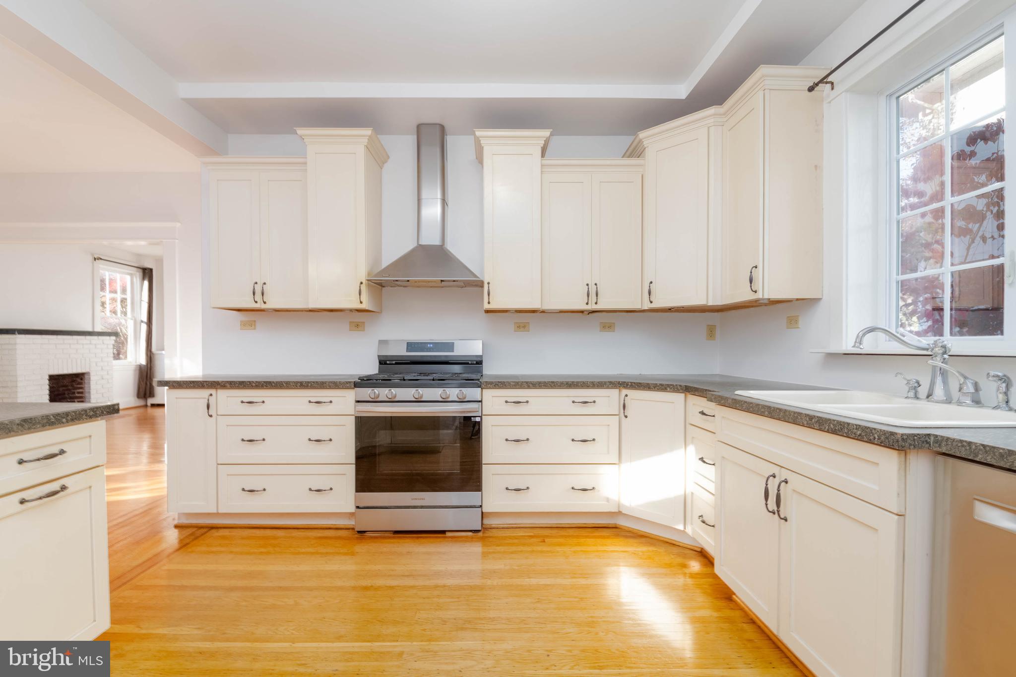 2505 Manhattan Avenue Baltimore, MD 21209 - Photo 18 of 60 Kitchen