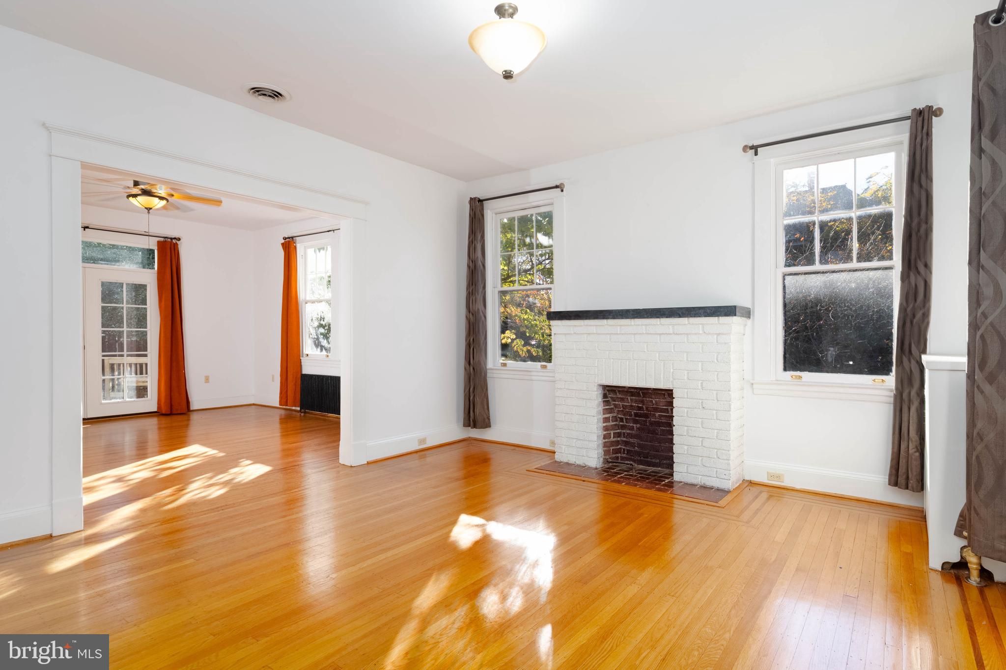 2505 Manhattan Avenue Baltimore, MD 21209 - Photo 9 of 60 Living Room