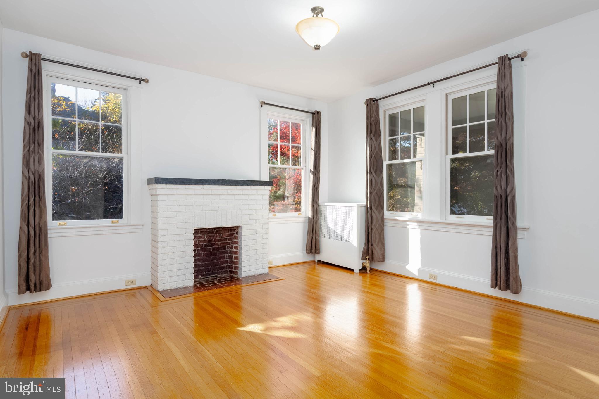 2505 Manhattan Avenue Baltimore, MD 21209 - Photo 10 of 60 Living Room