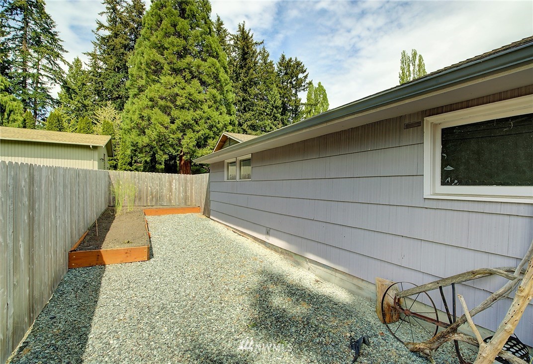 24316 Meridian Avenue South Bothell, WA 98021 - Photo 28 of 29 a backyard of a house
