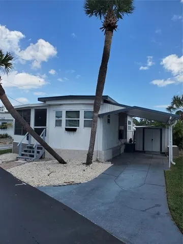 a view of a house with backyard