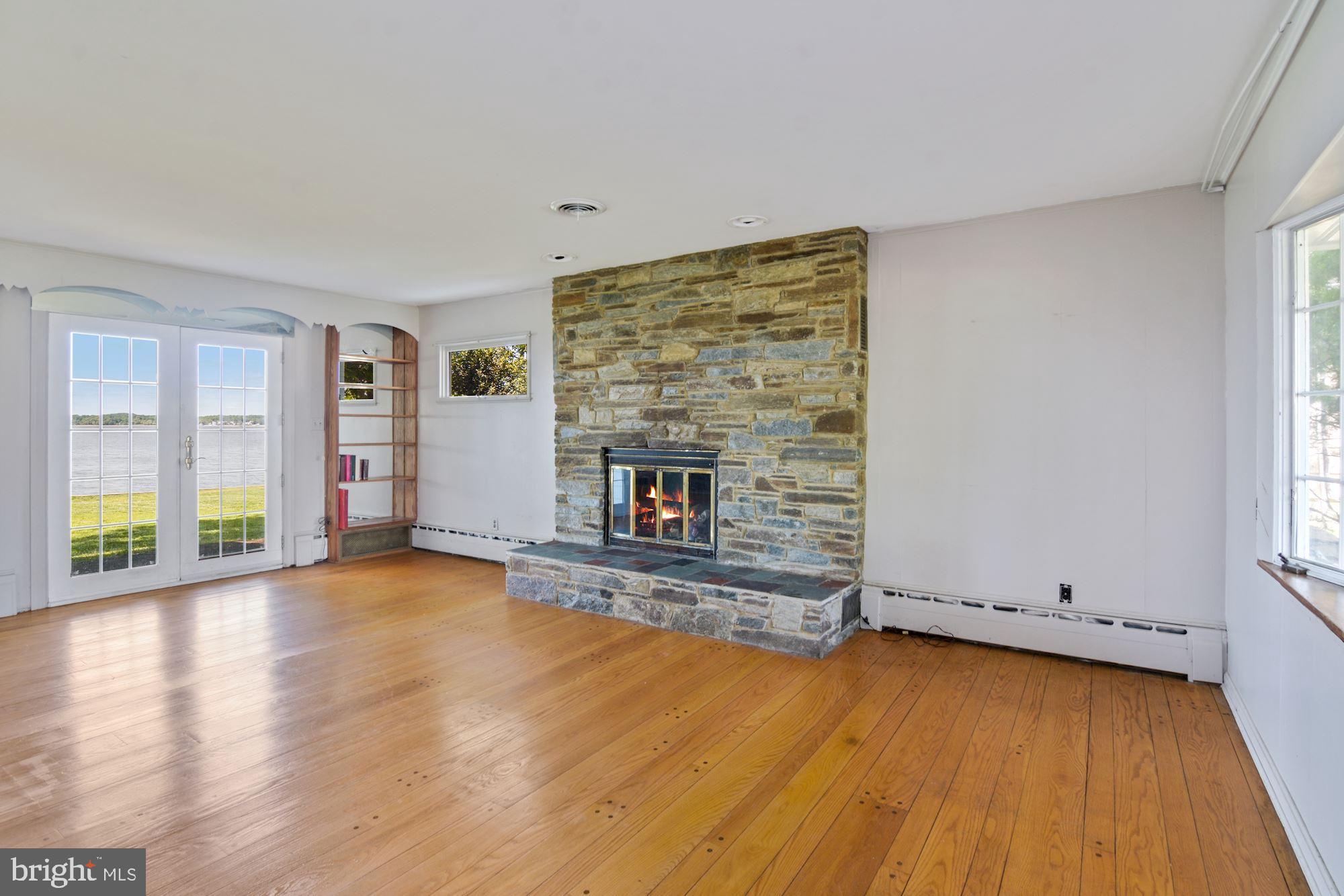 3744 Thomas Point Road Annapolis, MD 21403 - Photo 6 of 45 Living Room