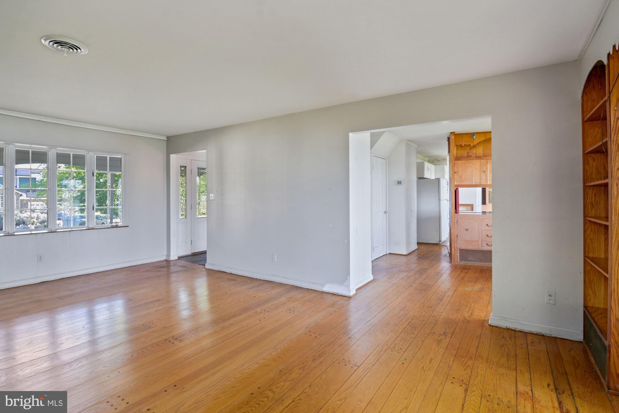3744 Thomas Point Road Annapolis, MD 21403 - Photo 8 of 45 Living Room
