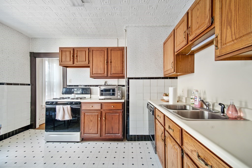 64-66 Cleveland Street Springfield, MA 01104 - Photo 13 of 25 Gallery Image 13