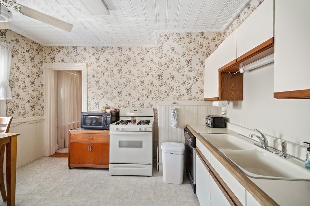 64-66 Cleveland Street Springfield, MA 01104 - Photo 24 of 25 Gallery Image 24